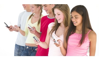 Mobiltelefonozó fiatalság - áldás vagy átok