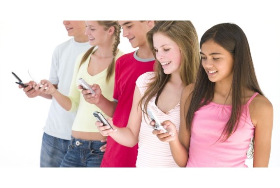Mobiltelefonozó fiatalság - áldás vagy átok