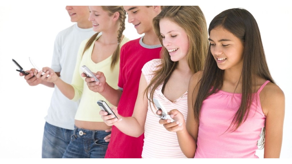 Mobiltelefonozó fiatalság - áldás vagy átok