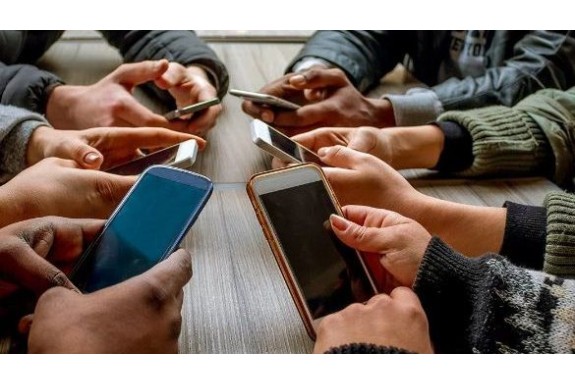 Veszélyes függőséget okoz a mobiltelefonunk!