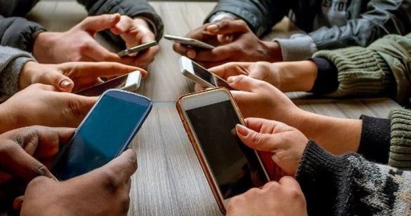 Veszélyes függőséget okoz a mobiltelefonunk!