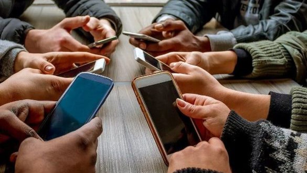 Veszélyes függőséget okoz a mobiltelefonunk!